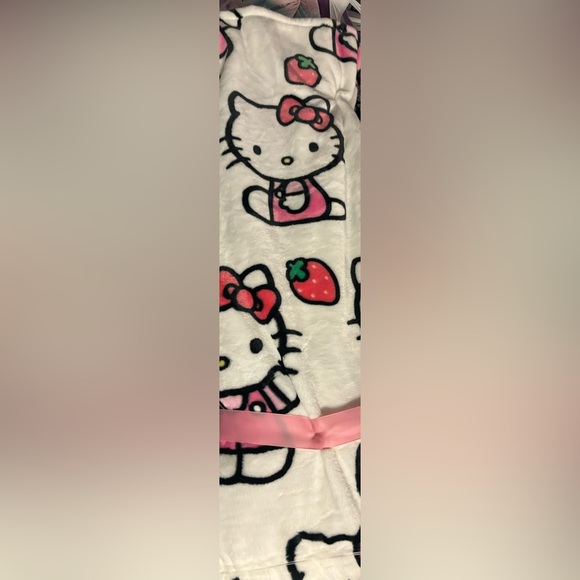 Hello Kitty plush throw blanket with strawberries NWT - Picture 2 of 3